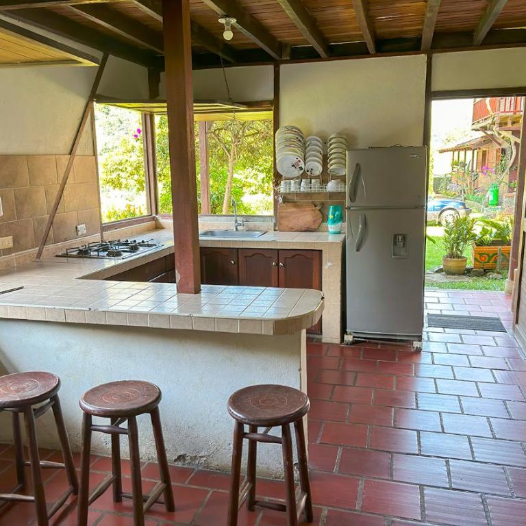 Finca con piscina los Eucaliptos Cali- Pance - Suite Familiar con balcón - 3