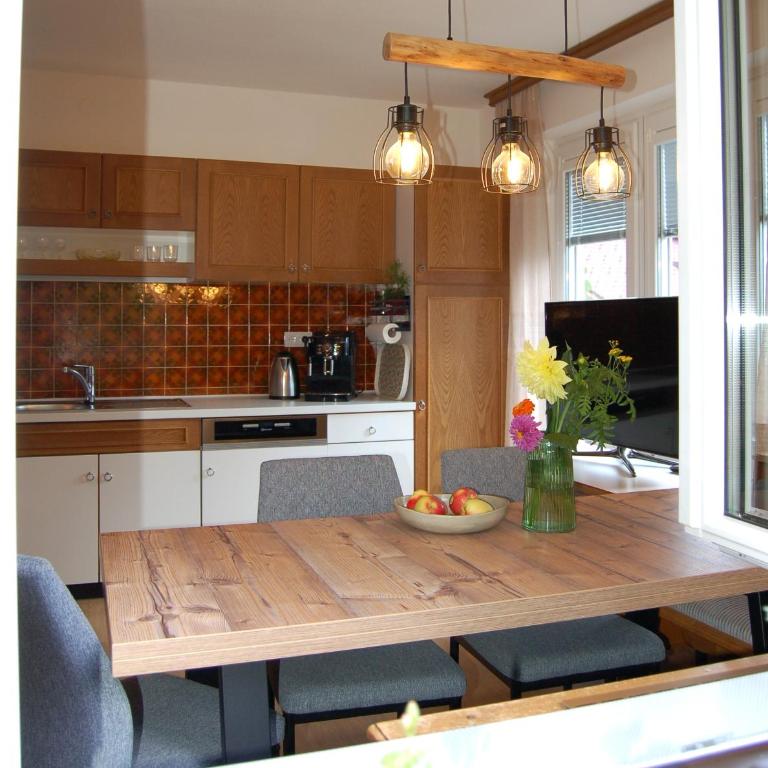 Ferienhaus Lechner am Waldrand mit Holzfasssauna & Außendusche, Bergblick und Naturgarten" - Apartment mit Balkon - 18