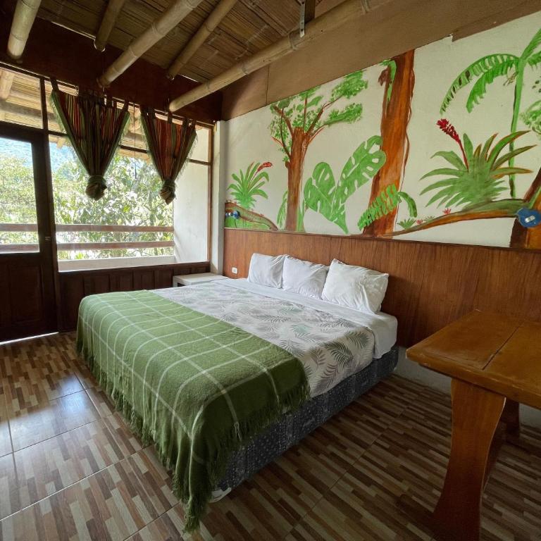 Biohostal Mindo Cloud Forest - Habitación con cama grande y bañera de hidromasaje - 6