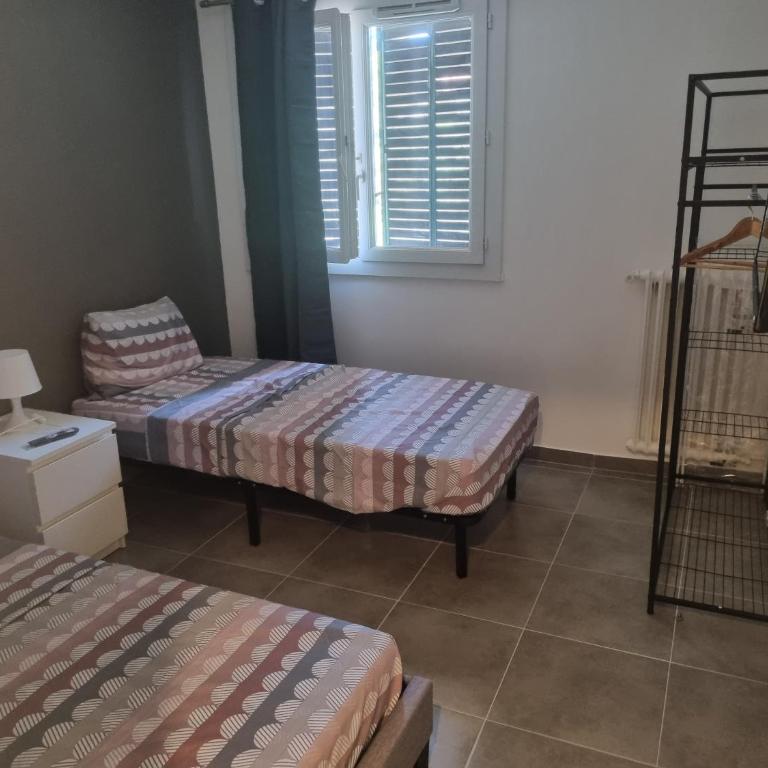 Chambre privative rénové 2024, climatisation, tramway sur place , 12 min centre, 16 min plage, aperçu latéral mer, 2 wc avec 2 salle de bain, private room renovated 2024, air-conditioned , tram on spot, 2 toilets and 2 bathrooms - Chambre Double avec Salle de Bains Commune - 2