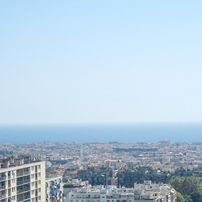 Chambre privative rénové 2024, climatisation, tramway sur place , 12 min centre, 16 min plage, aperçu latéral mer, 2 wc avec 2 salle de bain, private room renovated 2024, air-conditioned , tram on spot, 2 toilets and 2 bathrooms - Chambre Double avec Salle de Bains Commune - 1