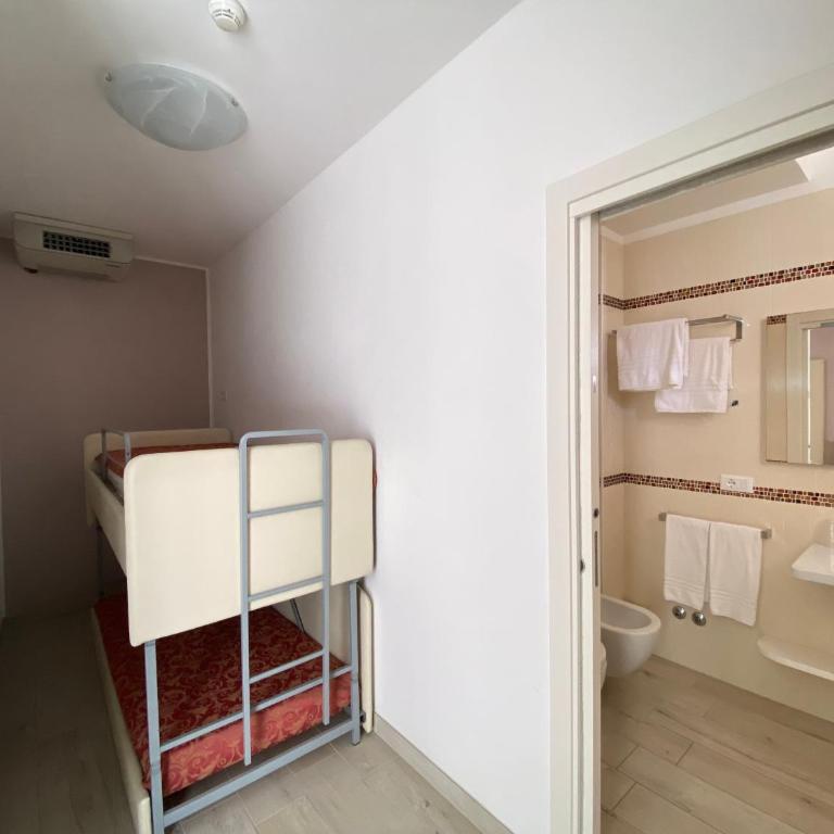 Hotel Kennedy - Camera Familiare - 6