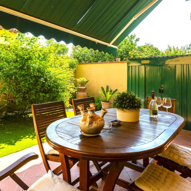 Hostly-La Casa di Marta-Two steps from the Tower - Two-Bedroom Apartment with Garden View - 1