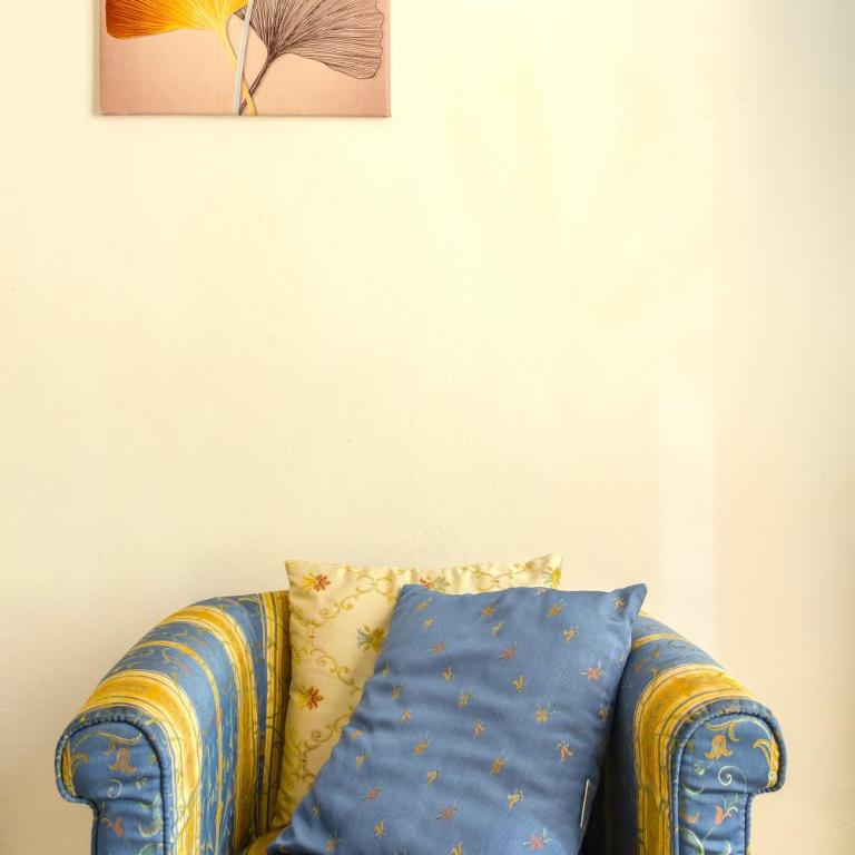 Hostly-La Casa di Marta-Two steps from the Tower - Two-Bedroom Apartment with Garden View - 2