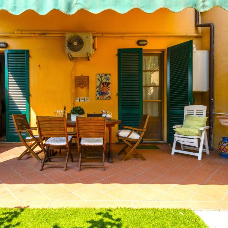 Hostly-La Casa di Marta-Two steps from the Tower - Two-Bedroom Apartment with Garden View - 18