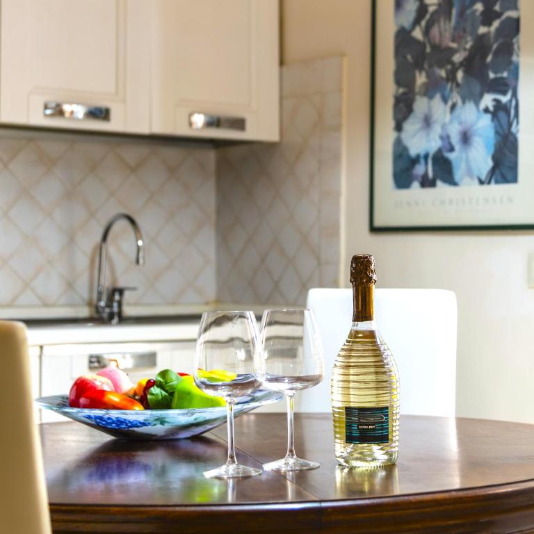 Hostly-La Casa di Marta-Two steps from the Tower - Two-Bedroom Apartment with Garden View - 23