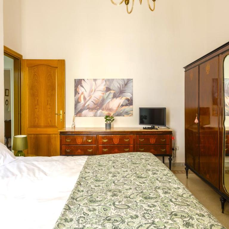 Hostly-La Casa di Marta-Two steps from the Tower - Two-Bedroom Apartment with Garden View - 28
