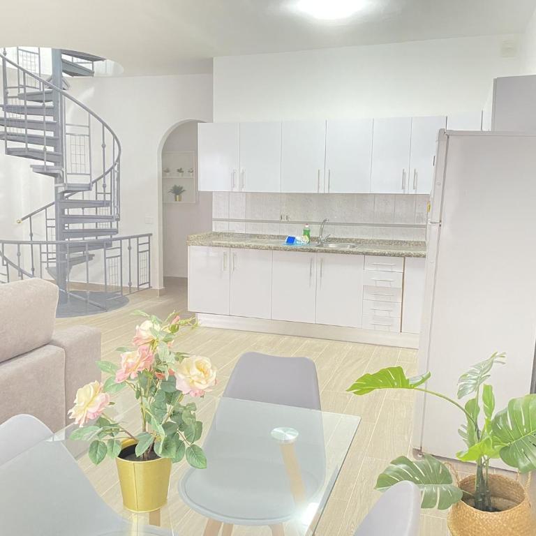Apto con piscina en la zona de Castillo - Two-Bedroom Apartment - 4