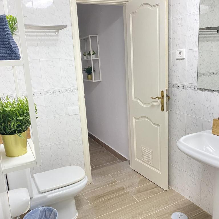Apto con piscina en la zona de Castillo - Two-Bedroom Apartment - 12
