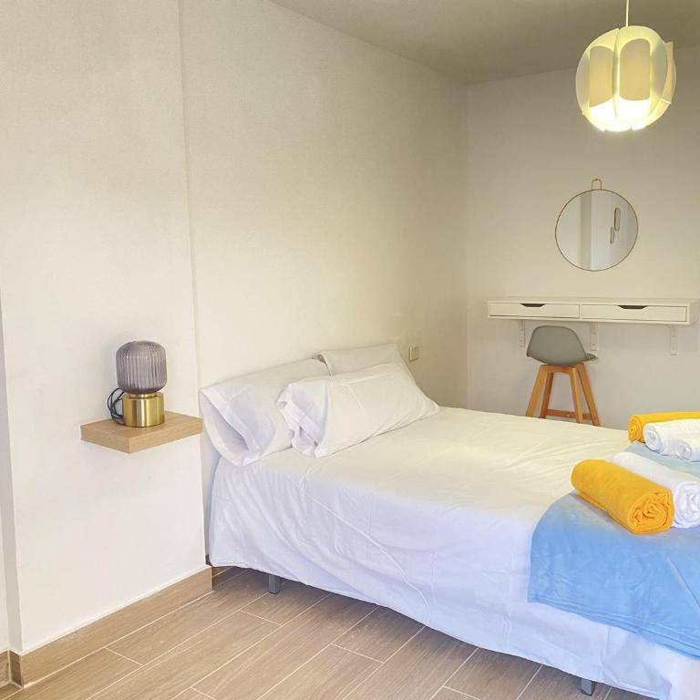 Apto con piscina en la zona de Castillo - Two-Bedroom Apartment - 24