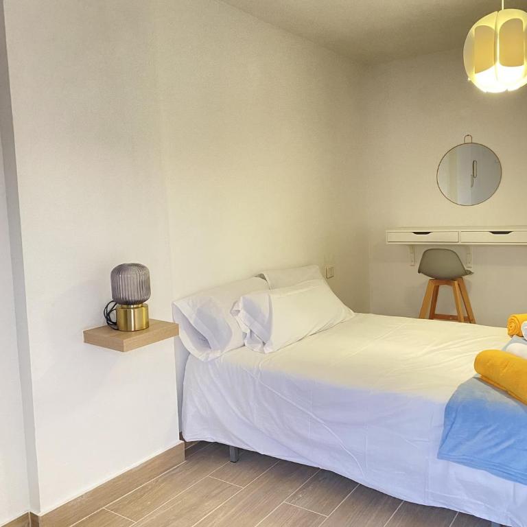 Apto con piscina en la zona de Castillo - Two-Bedroom Apartment - 26