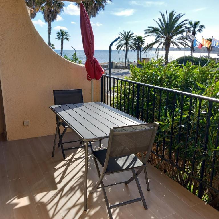 Marines de Cogolin, studio neuf face à la plage, climatisation, wifi, terrasse, proche St Tropez - Studio - 1