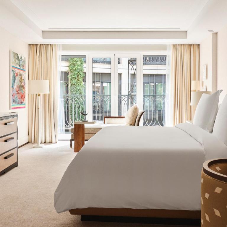 Four Seasons Hotel Madrid - Suite con cama extragrande y patio - 2