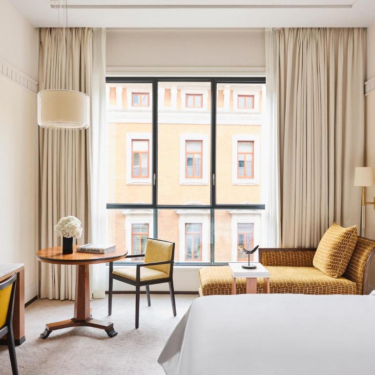 Four Seasons Hotel Madrid - Habitación Deluxe Sevilla con cama extragrande y vistas - 4
