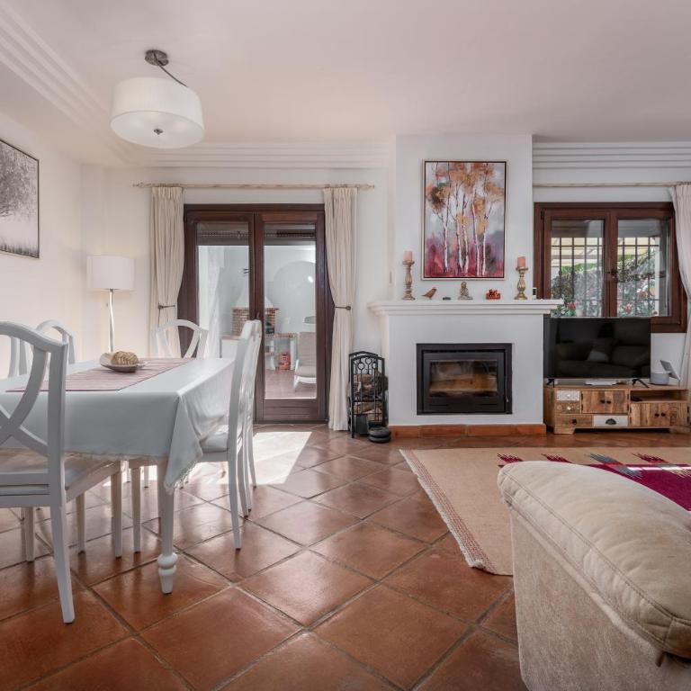 Stylish 3 bed house 2 bathrooms, with patio, roof terrace and communal pool 5 minutes away from the beautiful Spanish white village of Casares Pueblo and only 20 mins from the sea - Villa de 3 dormitorios - 6
