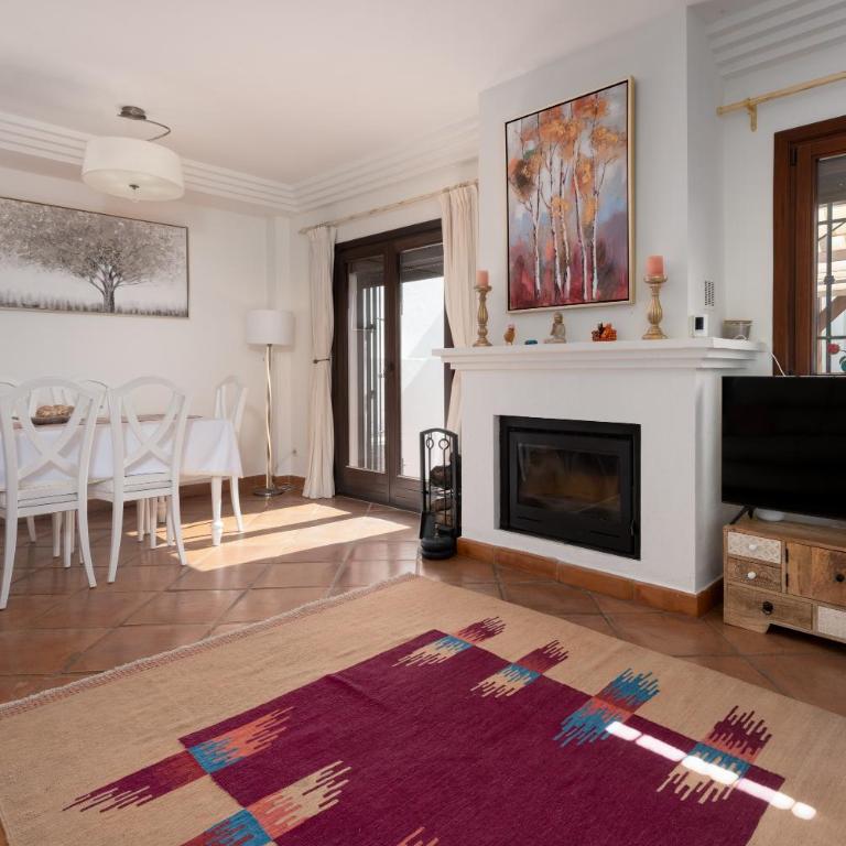 Stylish 3 bed house 2 bathrooms, with patio, roof terrace and communal pool 5 minutes away from the beautiful Spanish white village of Casares Pueblo and only 20 mins from the sea - Villa de 3 dormitorios - 5