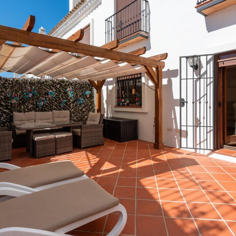 Stylish 3 bed house 2 bathrooms, with patio, roof terrace and communal pool 5 minutes away from the beautiful Spanish white village of Casares Pueblo and only 20 mins from the sea - Villa de 3 dormitorios - 12
