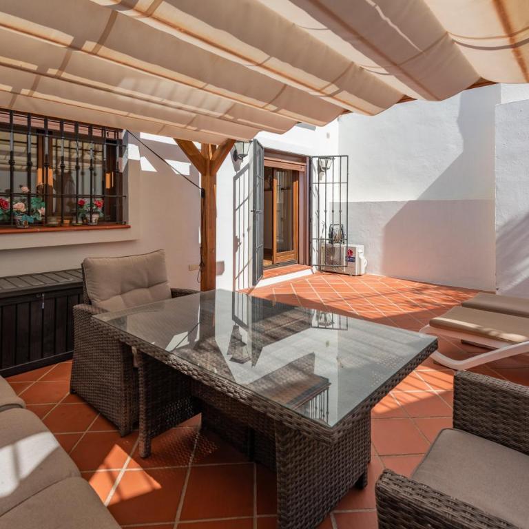 Stylish 3 bed house 2 bathrooms, with patio, roof terrace and communal pool 5 minutes away from the beautiful Spanish white village of Casares Pueblo and only 20 mins from the sea - Villa de 3 dormitorios - 16