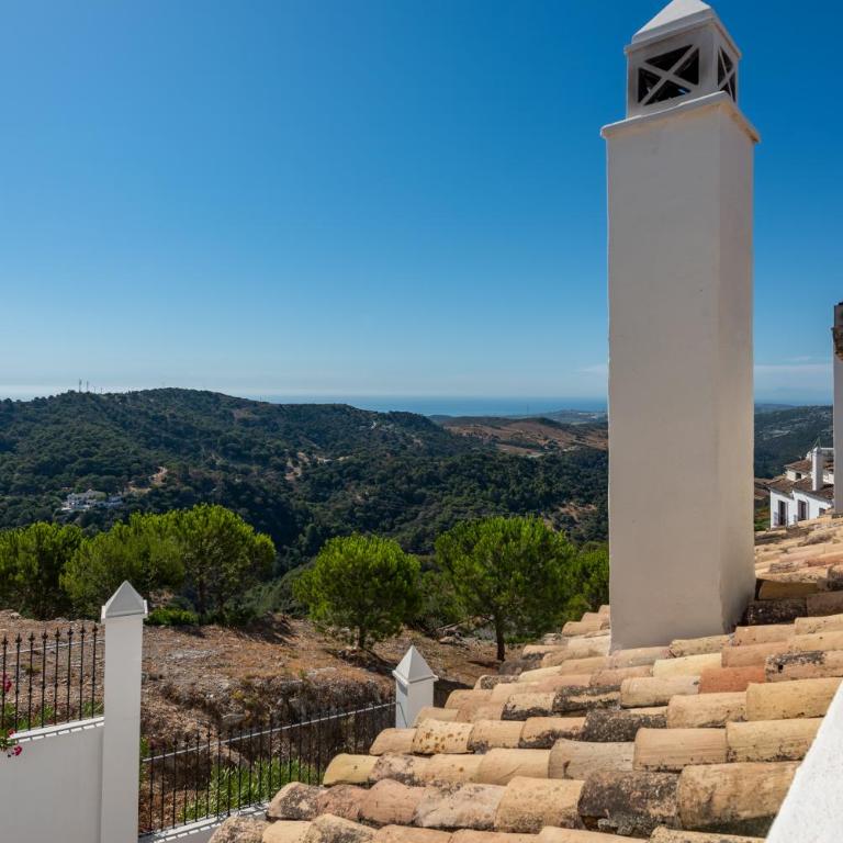 Stylish 3 bed house 2 bathrooms, with patio, roof terrace and communal pool 5 minutes away from the beautiful Spanish white village of Casares Pueblo and only 20 mins from the sea - Villa de 3 dormitorios - 19
