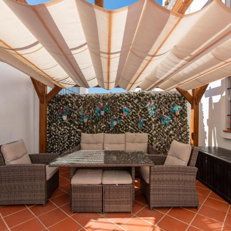 Stylish 3 bed house 2 bathrooms, with patio, roof terrace and communal pool 5 minutes away from the beautiful Spanish white village of Casares Pueblo and only 20 mins from the sea - Villa de 3 dormitorios - 15