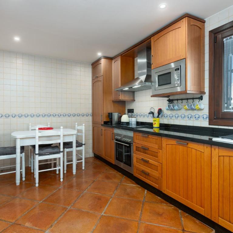 Stylish 3 bed house 2 bathrooms, with patio, roof terrace and communal pool 5 minutes away from the beautiful Spanish white village of Casares Pueblo and only 20 mins from the sea - Villa de 3 dormitorios - 9