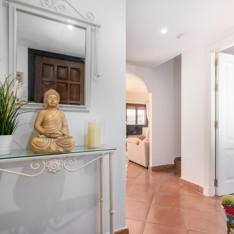 Stylish 3 bed house 2 bathrooms, with patio, roof terrace and communal pool 5 minutes away from the beautiful Spanish white village of Casares Pueblo and only 20 mins from the sea - Villa de 3 dormitorios - 4