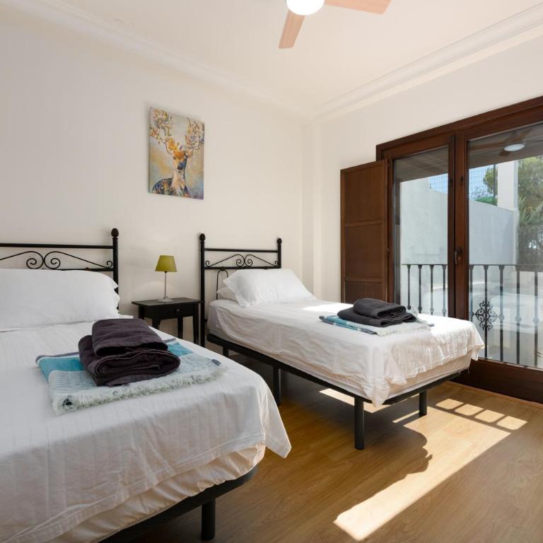 Stylish 3 bed house 2 bathrooms, with patio, roof terrace and communal pool 5 minutes away from the beautiful Spanish white village of Casares Pueblo and only 20 mins from the sea - Villa de 3 dormitorios - 26