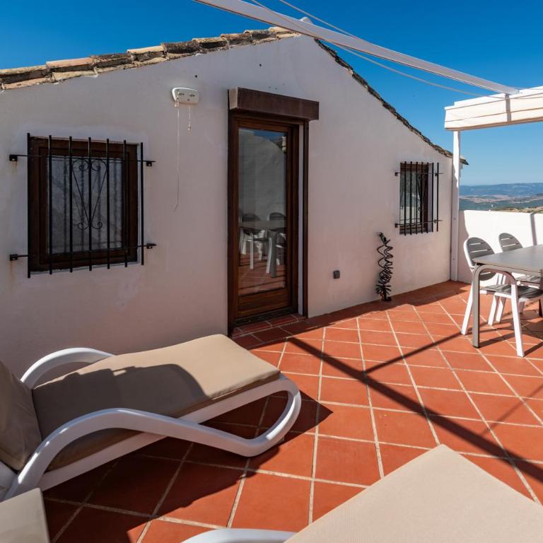 Stylish 3 bed house 2 bathrooms, with patio, roof terrace and communal pool 5 minutes away from the beautiful Spanish white village of Casares Pueblo and only 20 mins from the sea - Villa de 3 dormitorios - 21