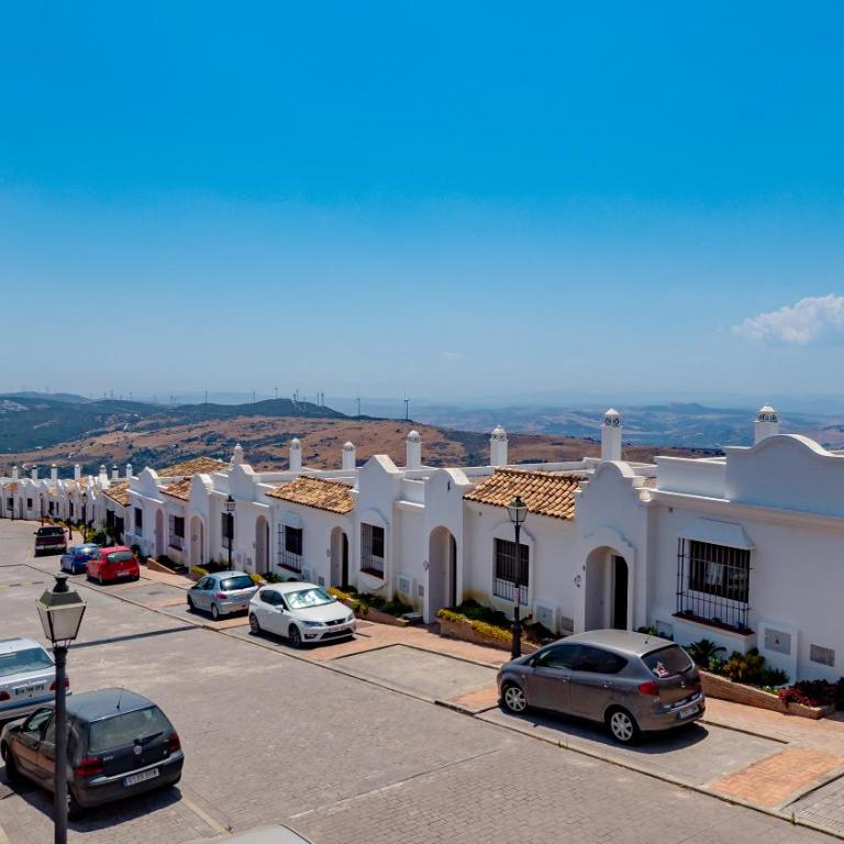 Stylish 3 bed house 2 bathrooms, with patio, roof terrace and communal pool 5 minutes away from the beautiful Spanish white village of Casares Pueblo and only 20 mins from the sea - Villa de 3 dormitorios - 30