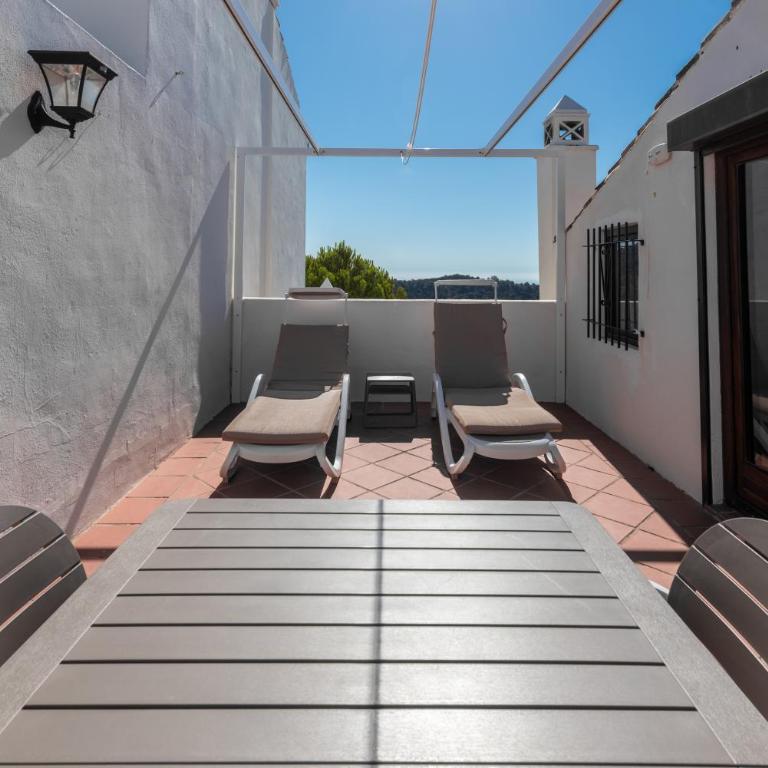 Stylish 3 bed house 2 bathrooms, with patio, roof terrace and communal pool 5 minutes away from the beautiful Spanish white village of Casares Pueblo and only 20 mins from the sea - Villa de 3 dormitorios - 18