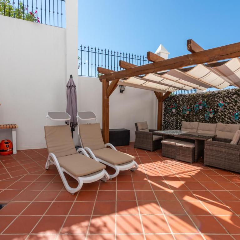 Stylish 3 bed house 2 bathrooms, with patio, roof terrace and communal pool 5 minutes away from the beautiful Spanish white village of Casares Pueblo and only 20 mins from the sea - Villa de 3 dormitorios - 13