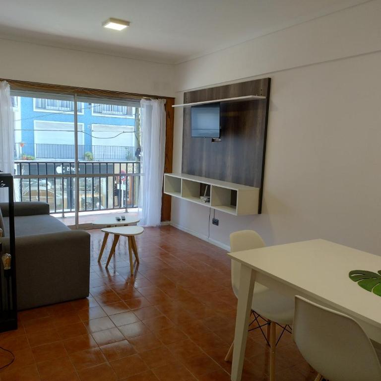 Depto ctro comercial Güemes 4 p - Apartamento de 1 dormitorio - 2