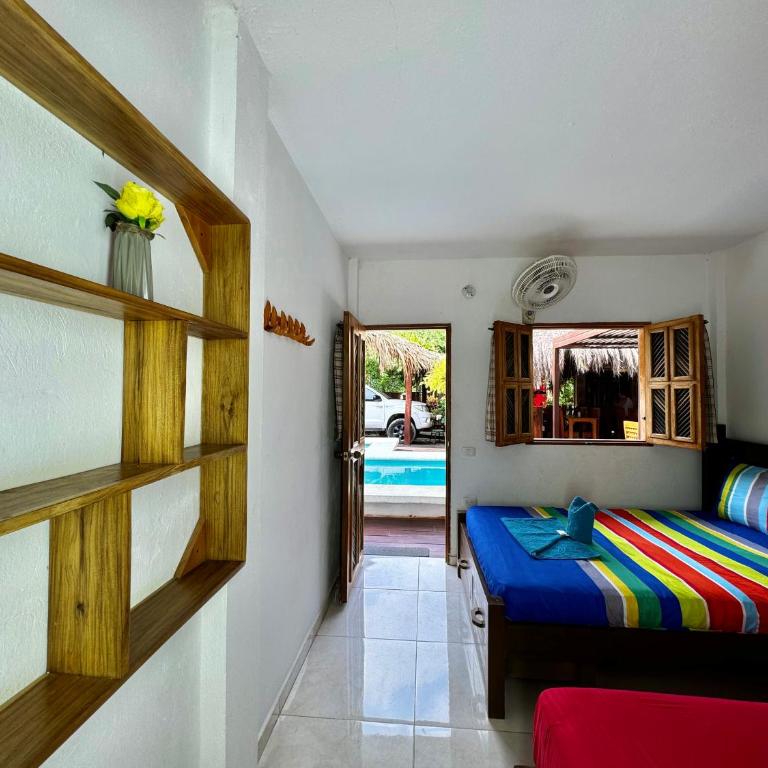 Hostal Nibuni Palomino - Habitación Triple con vistas a la piscina - 7