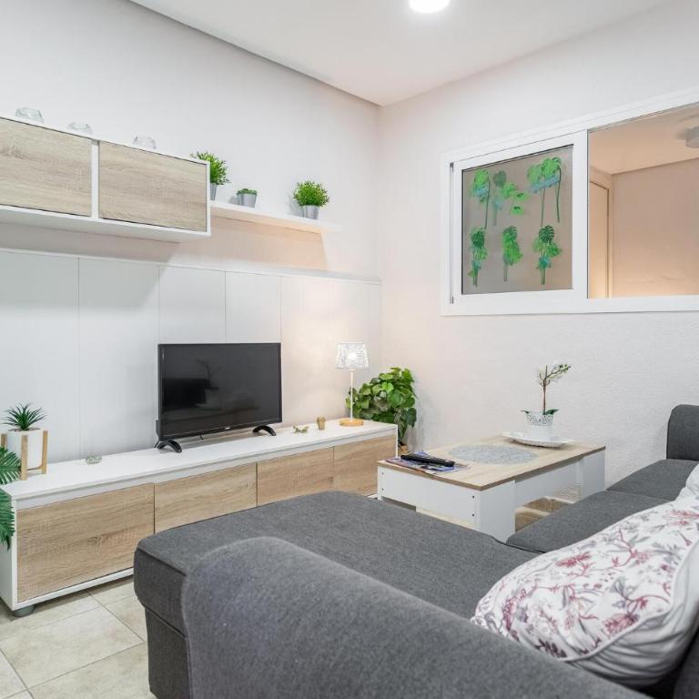 Beautiful Apartment In Fuengirola With Wifi - Apartamento de 1 dormitorio - 2