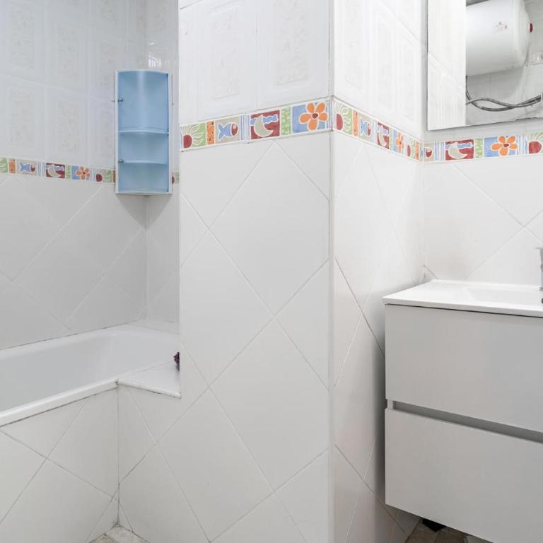 Beautiful Apartment In Fuengirola With Wifi - Apartamento de 1 dormitorio - 10