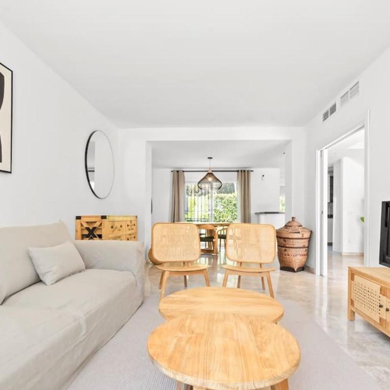 Fantastic 3 bedroom townhouse Los Naranjos RDR424 - Three-Bedroom Townhouse - 4