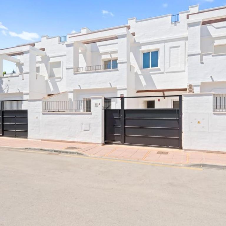 Fantastic 3 bedroom townhouse Los Naranjos RDR424 - Three-Bedroom Townhouse - 21