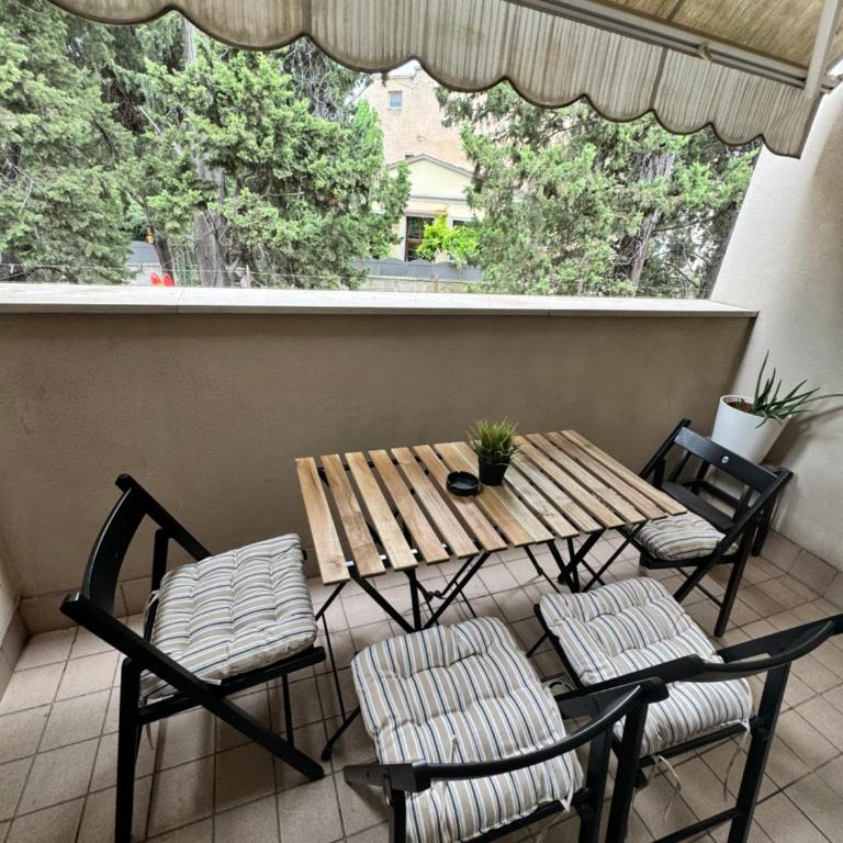 Celeste's House - Celestes Balcony Apartment-Split Level - 16