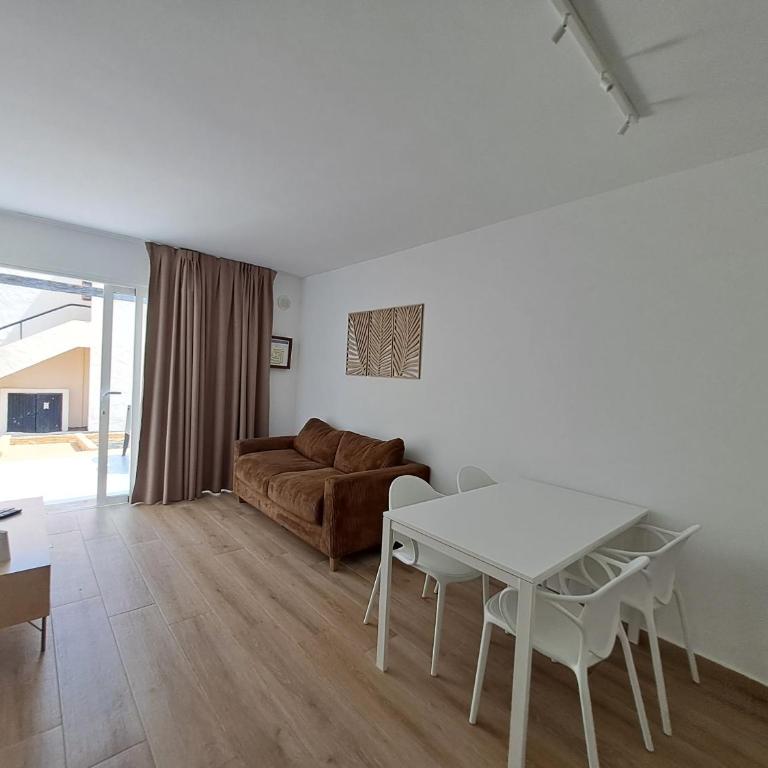 HomeForGuest Apartamento 15 con terraza y piscina en Corralejo - Apartamento - 8