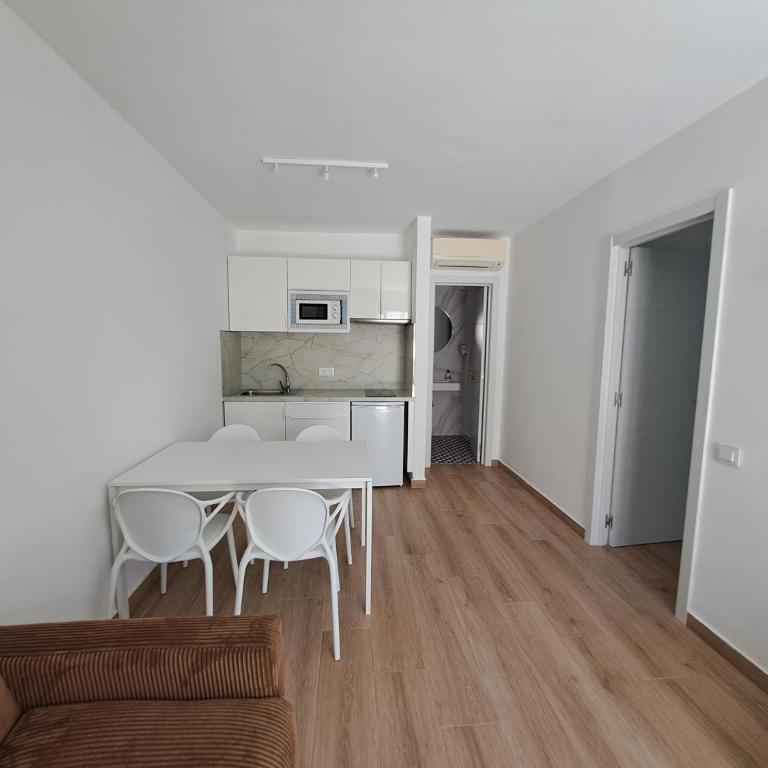 HomeForGuest Apartamento 15 con terraza y piscina en Corralejo - Apartamento - 13