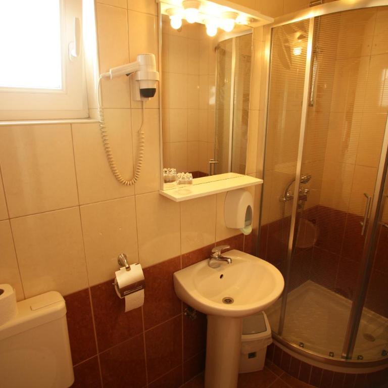 Pansion Rose - Quadruple Room with Balcony - 4