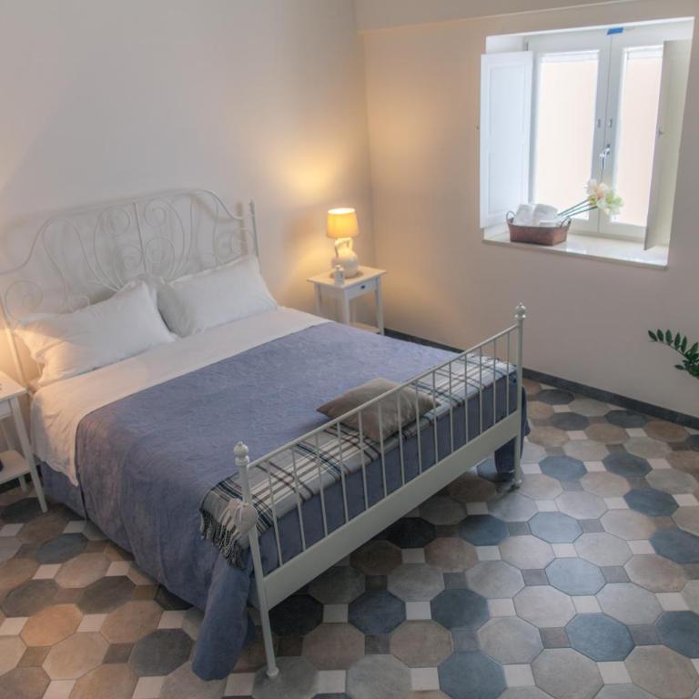 Marinella Suite Home - Camera Tripla con Vista Giardino - 5