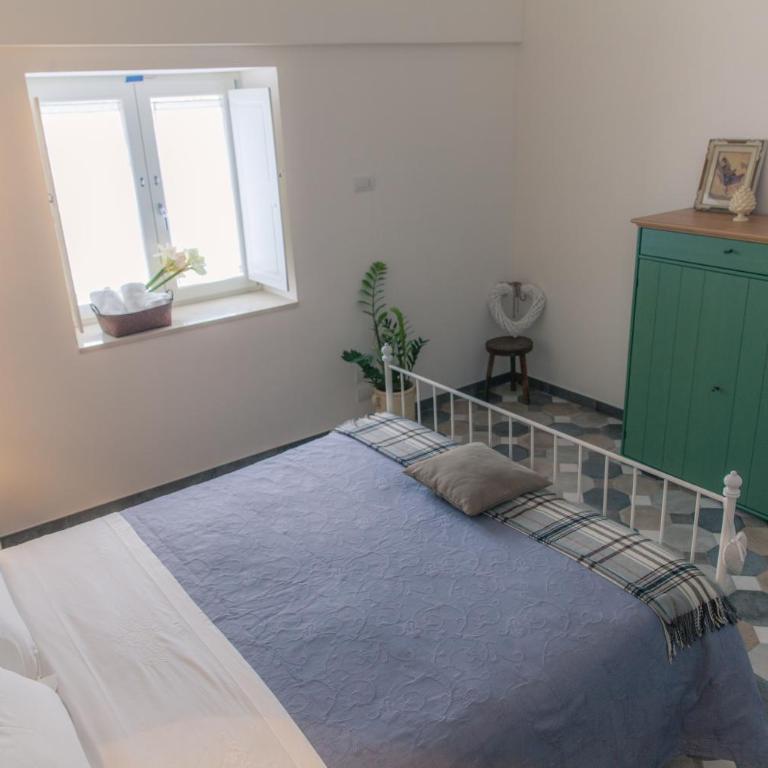 Marinella Suite Home - Camera Tripla con Vista Giardino - 9