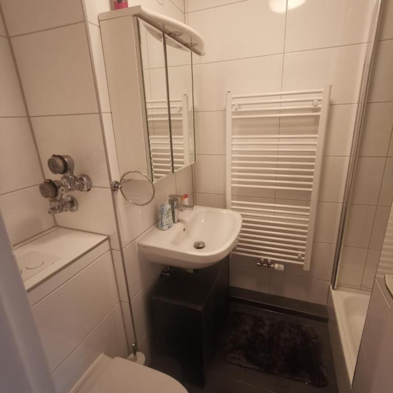 close to citycenter, 5 min metro U1, 50 m bus, - Apartamento de 1 dormitorio - 4