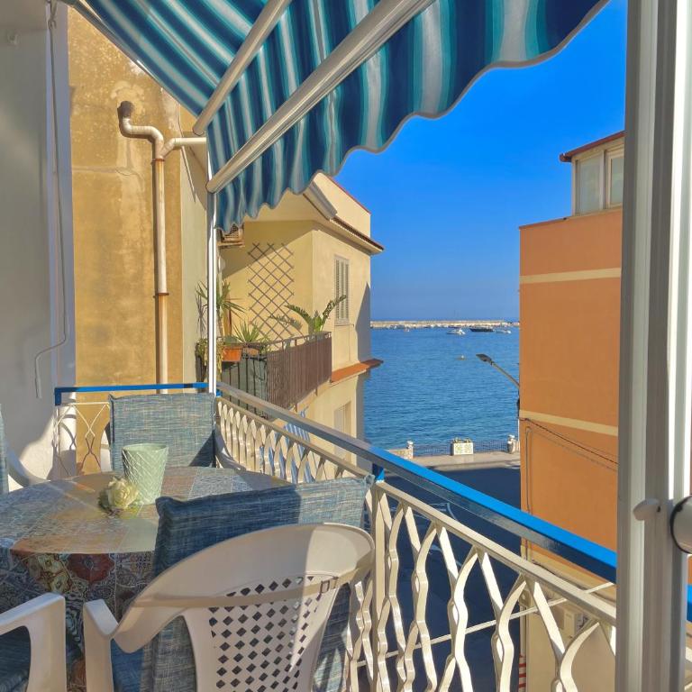 Frontemare da Anna - Three-Bedroom Apartment with Sea View - 1