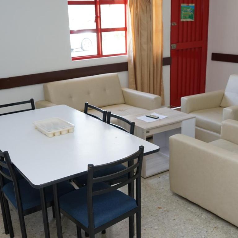 Hotel y Cabañas - Centro Vacacional Comfandi Lago Calima - Habitación Familiar con baño privado - 11