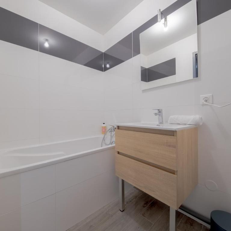 Le Trianon - Parking Privé - Appartement 3 Chambres avec Balcon - 22