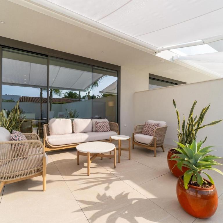 Sunny Villa by Platja Ardiaca - Four-Bedroom Vacation Home - 32