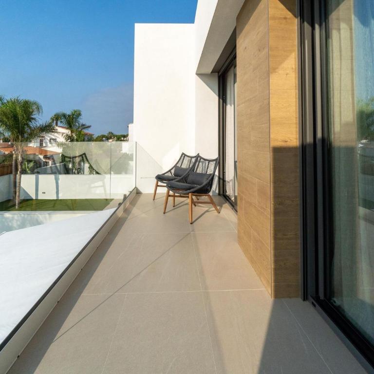 Sunny Villa by Platja Ardiaca - Four-Bedroom Vacation Home - 33