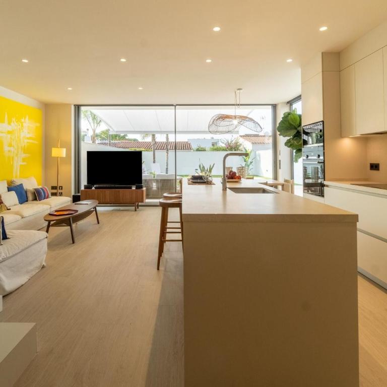Sunny Villa by Platja Ardiaca - Four-Bedroom Vacation Home - 11